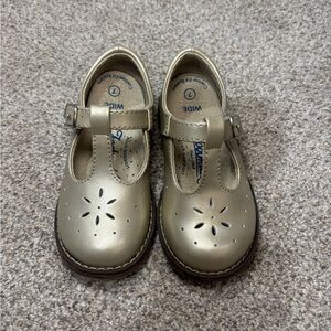 NWOT Footmates Sherry Velcro Mary Jane Shoes Toddler Girl  Gold Flats 7 Wide